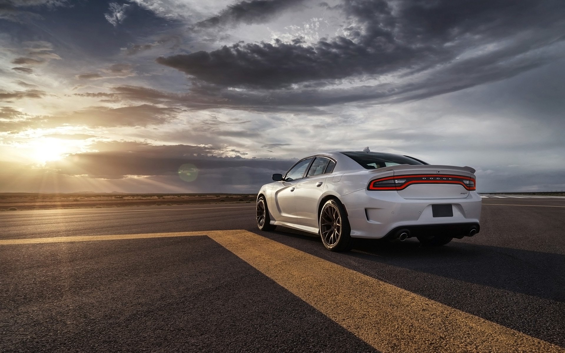 esquiver chargeur srt hellcat dodge charger vue arrière ciel arrière-plan