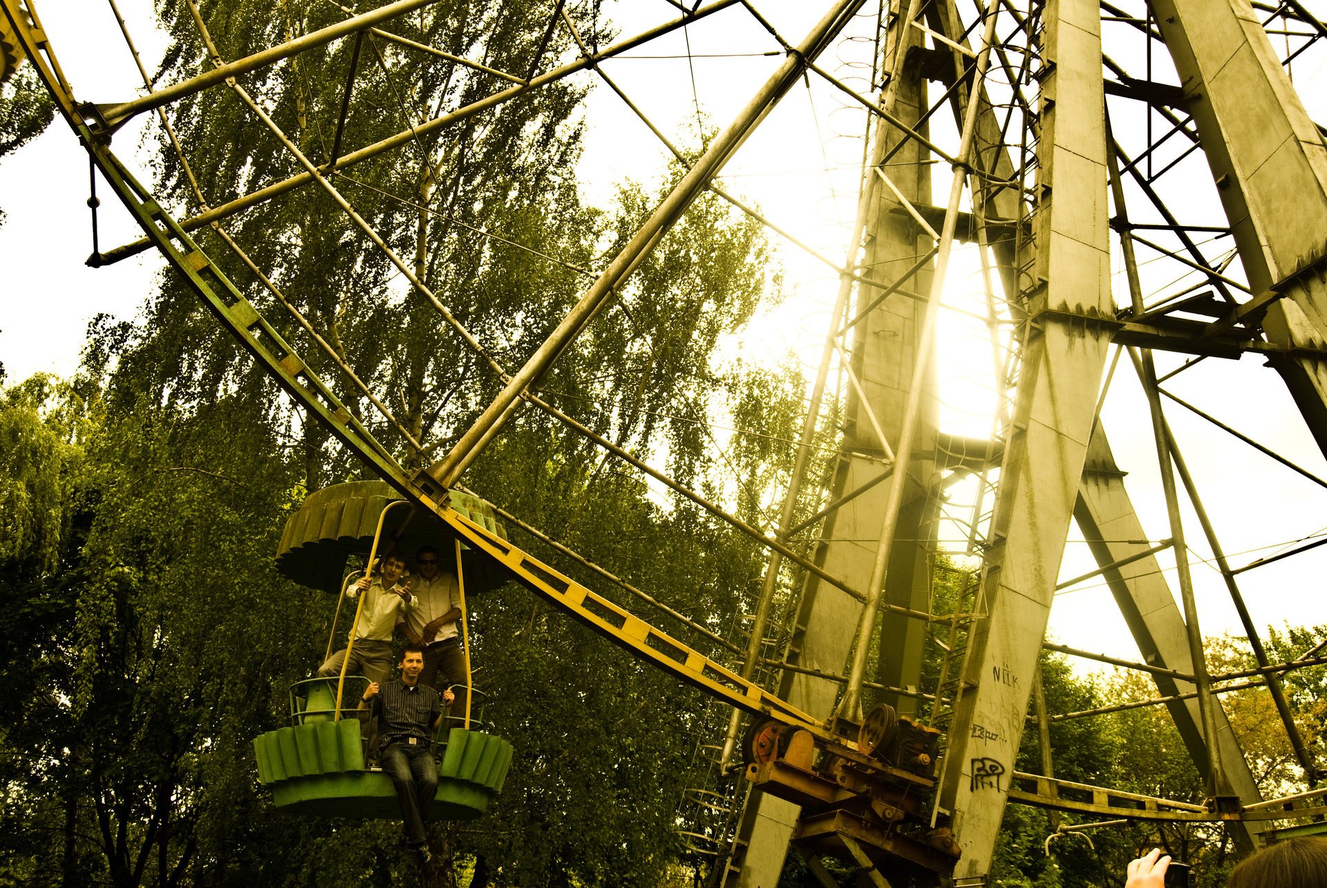 żółte tło drzewa natura karuzela park miasto łuck chłopaki