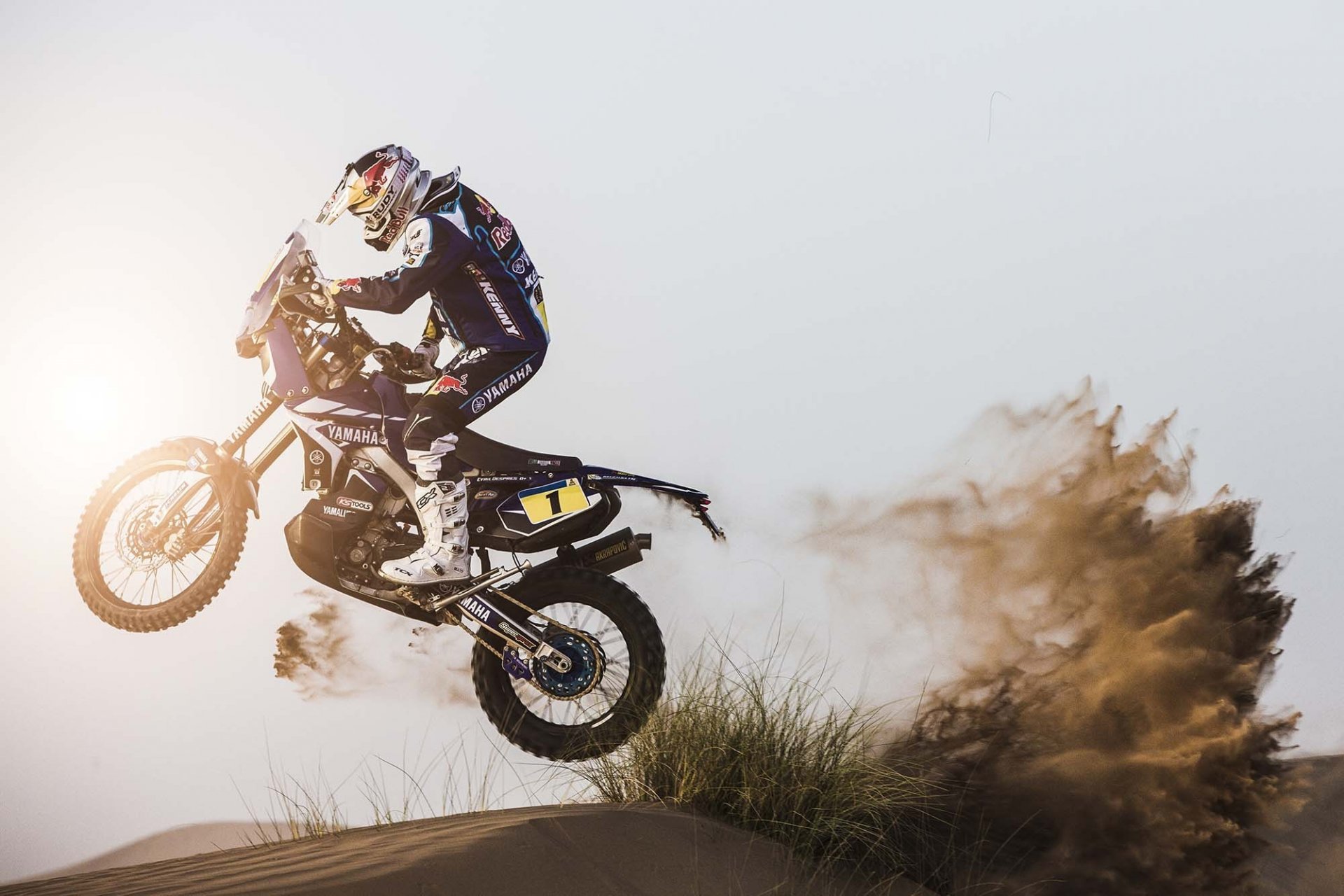 yamaha motocykl moto dakar rajd sport prędkość piasek wydma dzień zawodnik widok z boku słońce