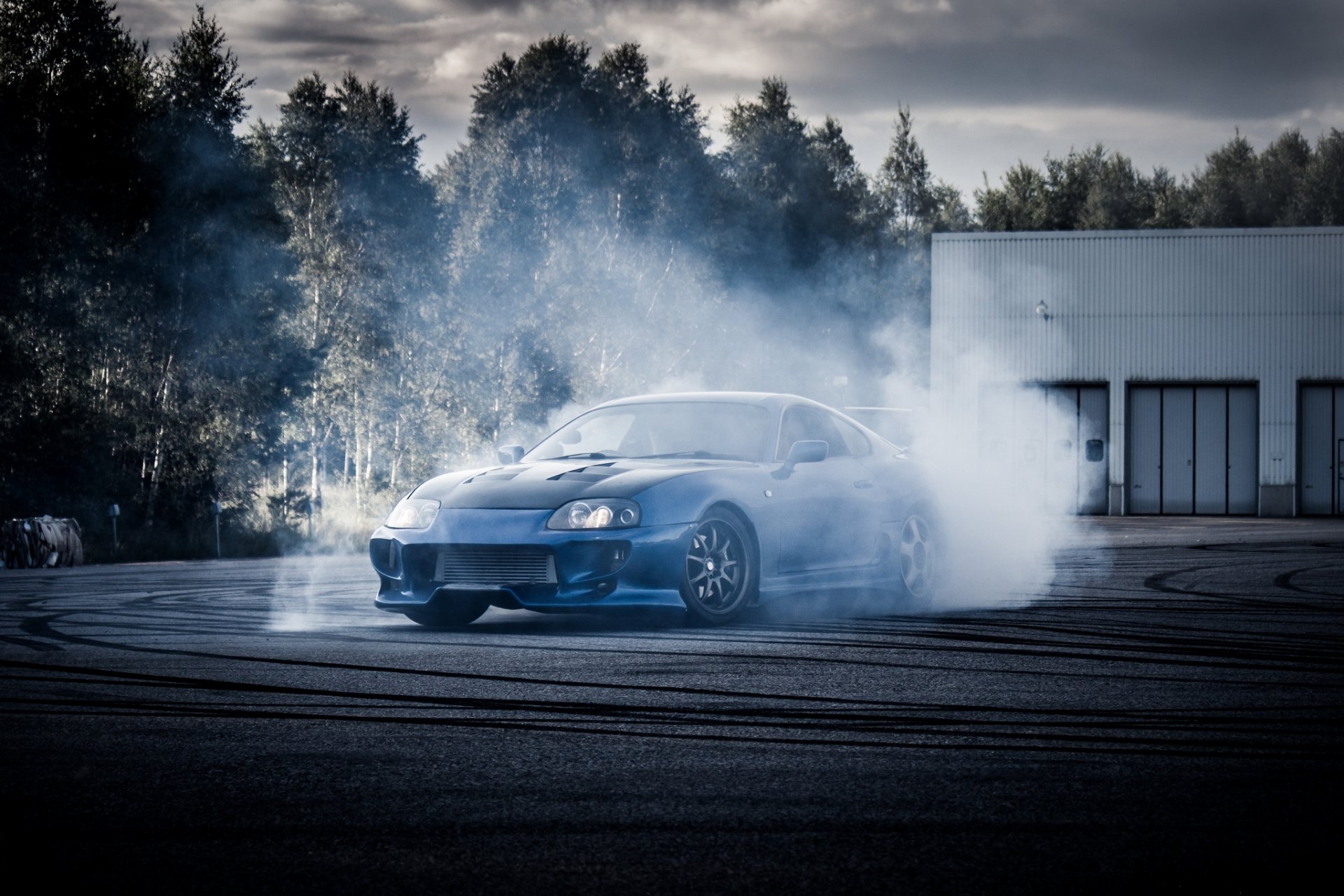 toyota oben blau toyota supra blau rauch himmel wolken bäume