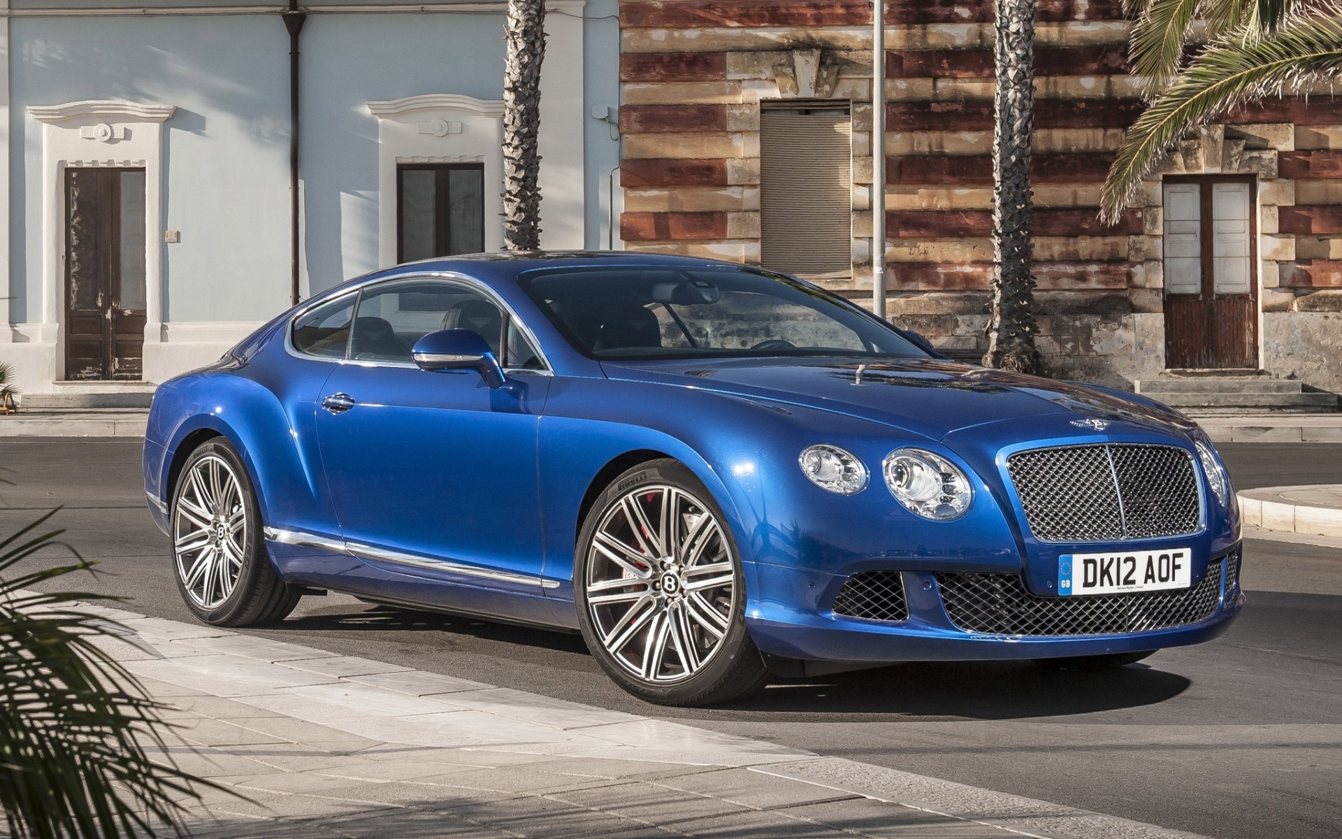 bentley continental gt geschwindigkeit bentley continental gt coupé blau front straße palmen hintergrund