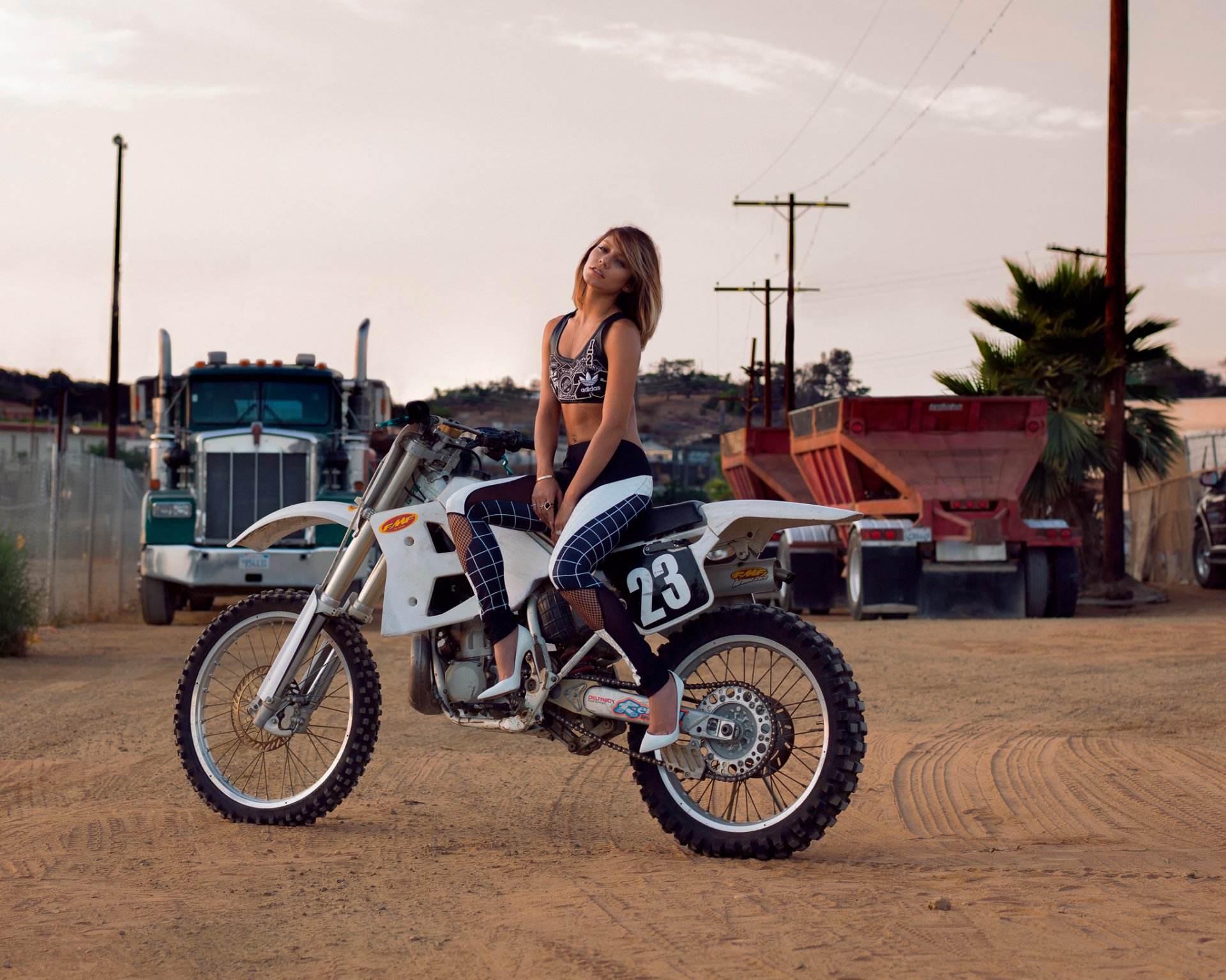 vanessa hudgens motorrad fotoshooting flaunt