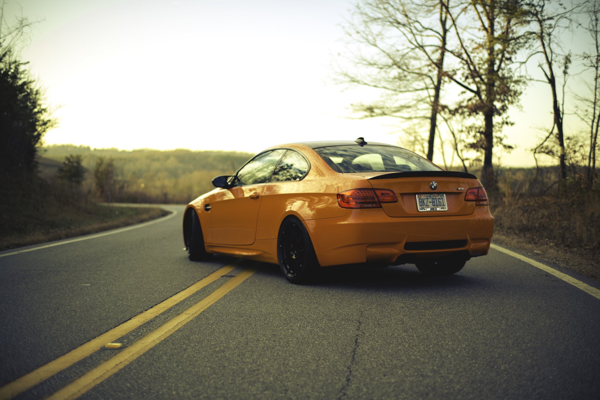 bmw m3 e92 arancione bmw posteriore strada segnaletica orizzontale