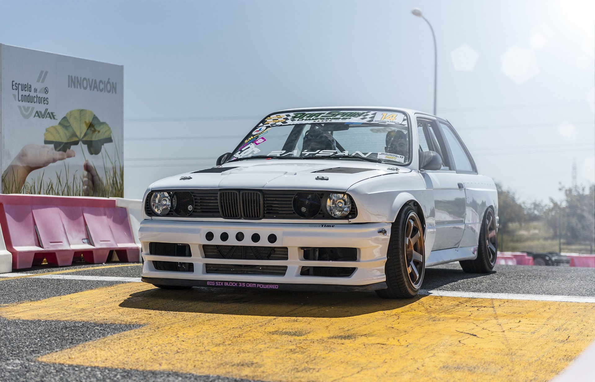 bmw e30 blanc dérive de voiture tuning