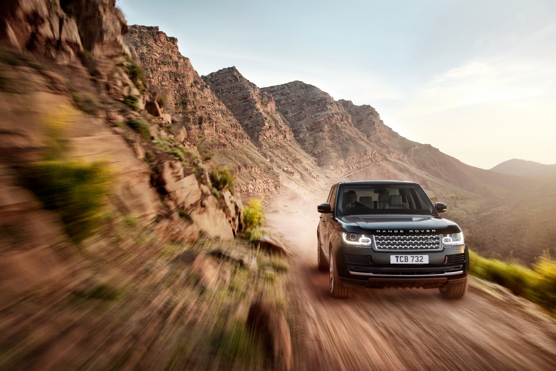 land rover range rover voiture suv en mouvement ciel terre