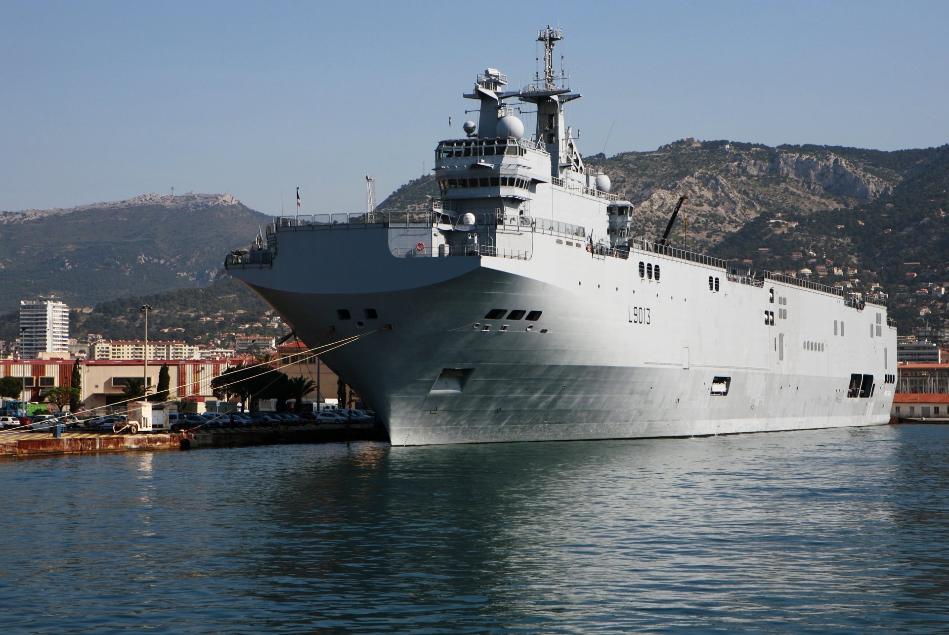 mistral marine française porte-hélicoptères