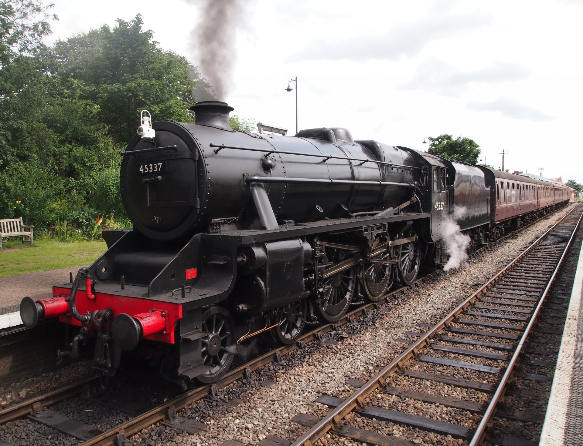 eisenbahn bahnhof lokomotive lms stanier 5mt-45337 waggons zug