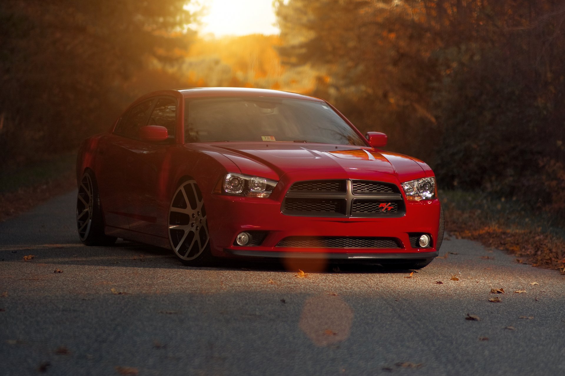 dodge cargador r / t rojo dodge cargador rojo puesta del sol