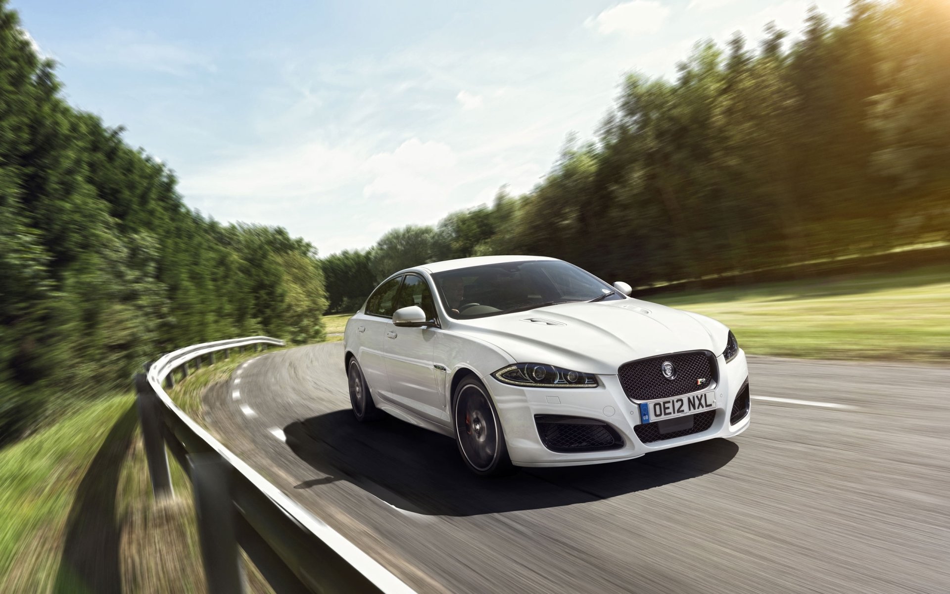 jaguar xfr скорость ягуар иксфр седан белый передок дорога деревья небо