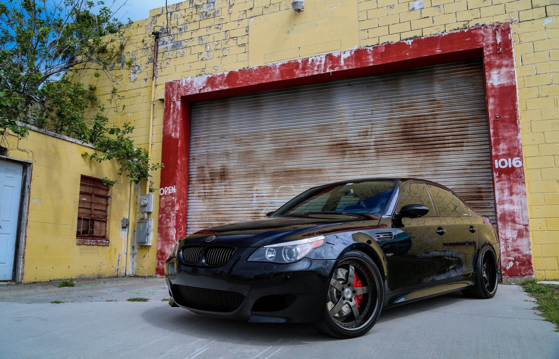 bmw m5 e60 schwarz bmw gebäude tor rollos