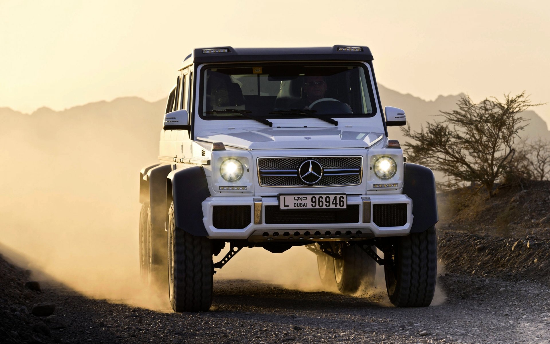 mercedes-benz g63 amg 6x6 suv mercedes anteriore bianco logo