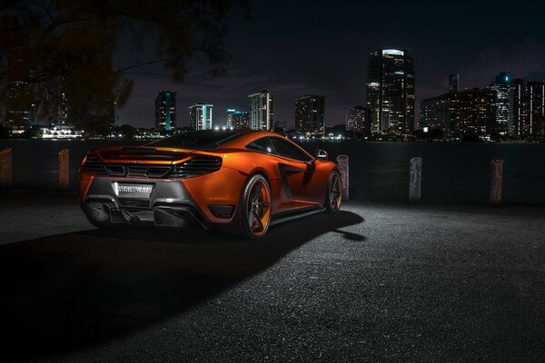 Supercar mclaren mp4-vx. Arancione McLaren di notte