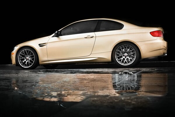 Bmw beige. BMW dans le reflet d une flaque d eau