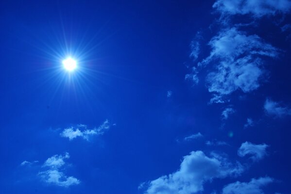 Sur le fond bleu et bleu du ciel, le soleil semble aussi bleu