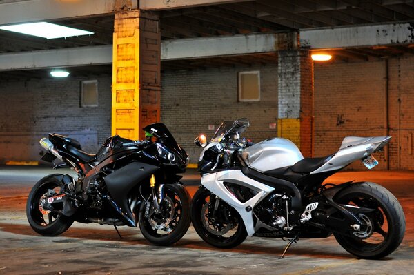 Два мотоцикла в здании парковки друг против друга