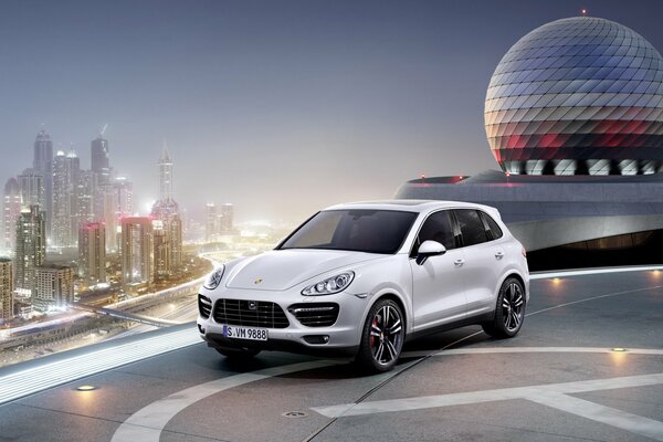 Porsche Cayenne bianca vicino all Eliporto