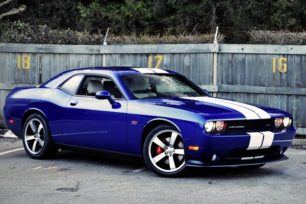 Dodge Challenger. Coches viejos. Clásico americano de la máquina