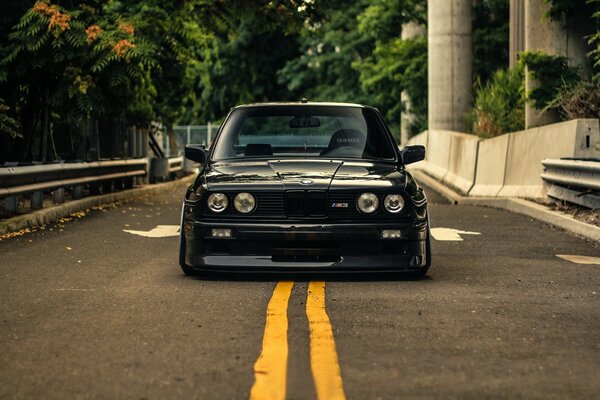 BMW E30 nero sulla strada davanti