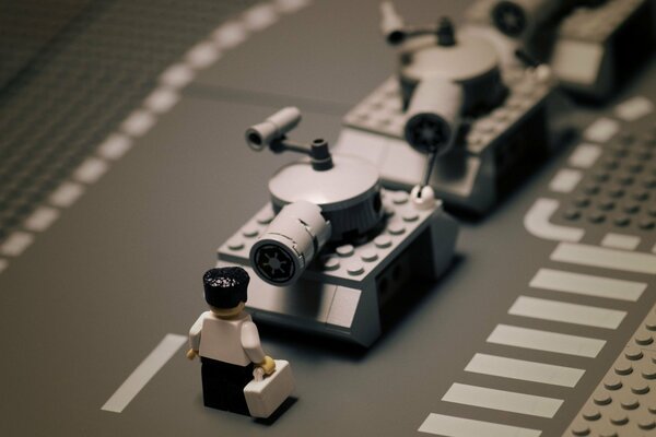 Лего человечек преградил путь танкам