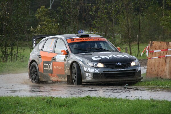 Rallye sous la pluie et la boue dans la nature