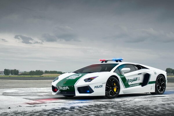 Voiture de police Lamborghini blanc