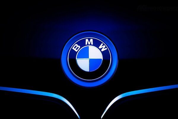 Logo de voiture bmw sur fond noir