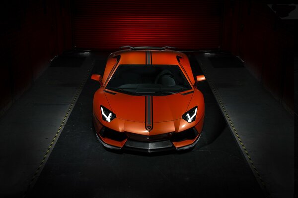 Orange Lamborghini Aventador devant