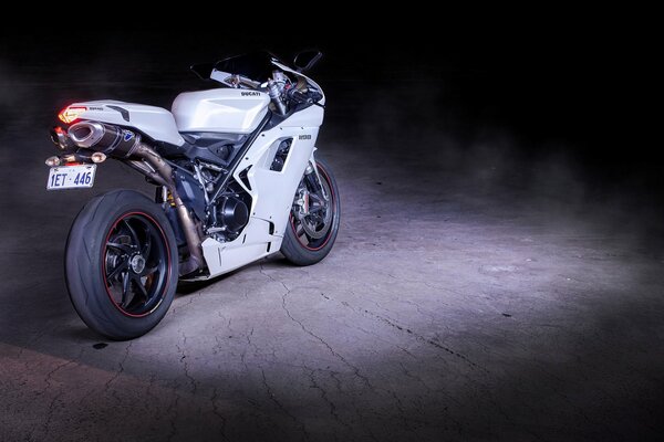 Biały motocykl Ducati supersport