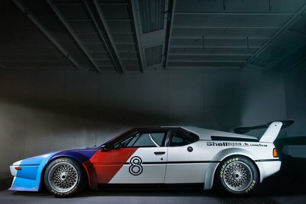 Bmw m1 Coupé Flagge und acht an der Seite