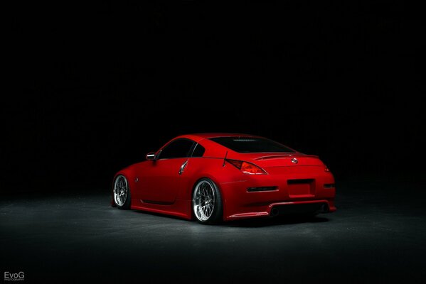 Painting red nissan car, 350z