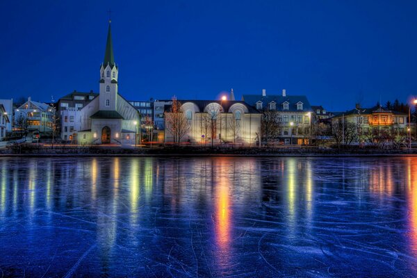 Gefrorenes Wasser im Winter Island