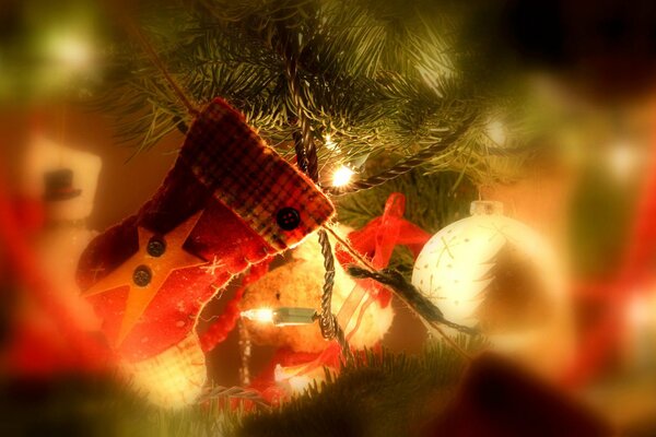 le Nouvel an. arbre de Noël. Guirlandes. Boules d or