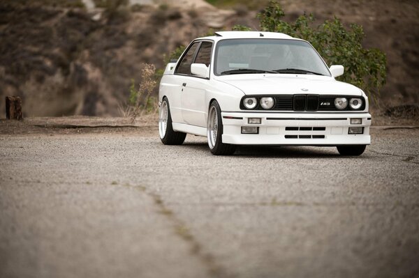 Blanco Tuning BMW en el lienzo de la carretera