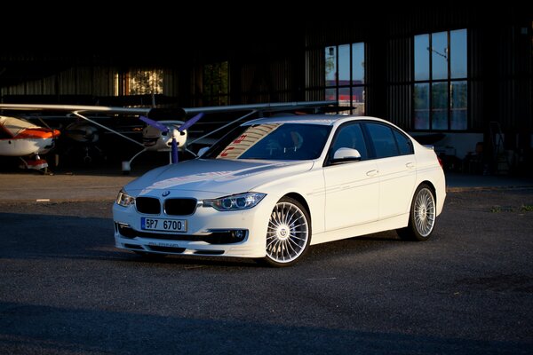 Blanco hermoso BMW con hermosa vista