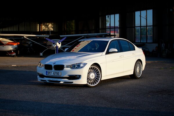 Blanc belle BMW avec une belle vue