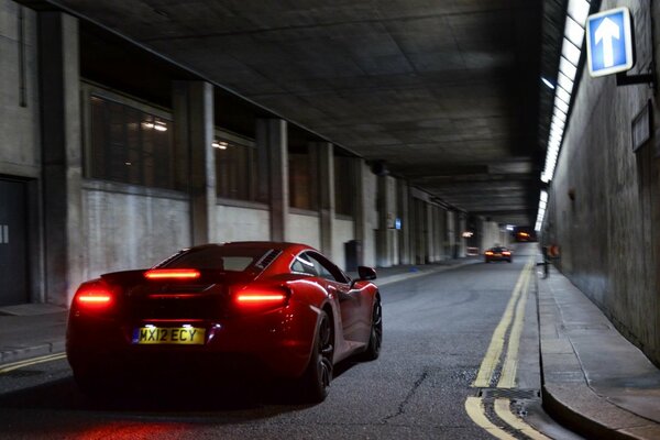 Rotes Auto mclaren mp4-12c