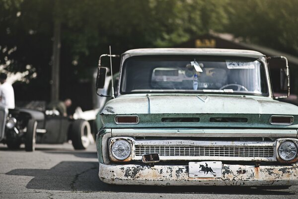 Vieja camioneta Chevrolet discreta