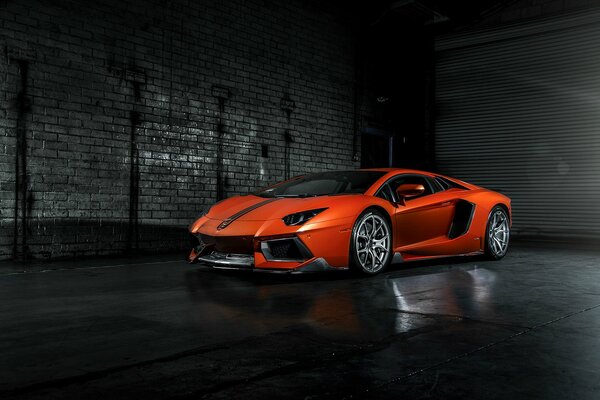 Lamborghini Aventador naranja en el garaje