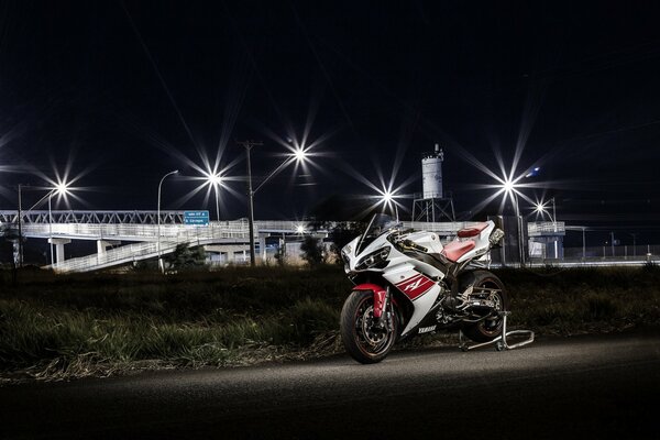 Красно-белый мотоцикл в огнях ночного города