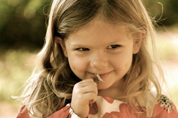 La niña de la manzanilla. Chica sonriendo, buena foto de verano