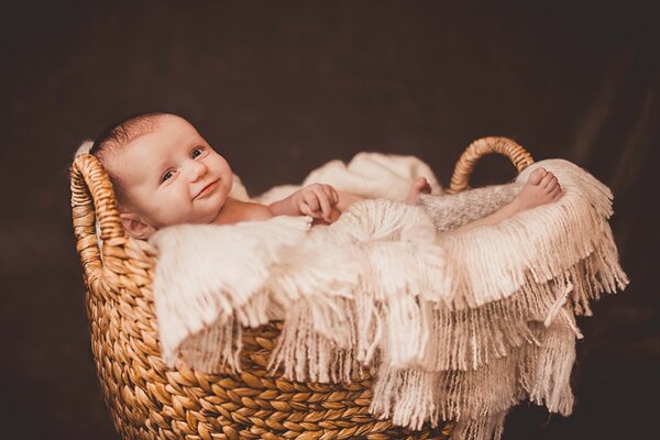 Un niño pequeño yace en una cesta