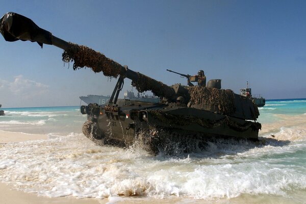 Carro armato con travestimento sullo sfondo del mare