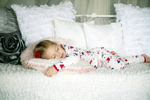 Niña durmiendo en una almohada