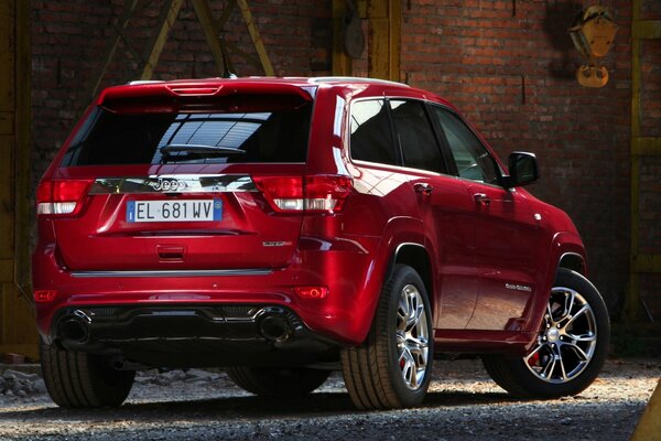 Coche rojo. Bonito coche. Jeep. Jeep rojo. máquina para niña