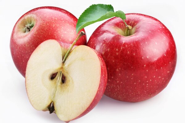 Tres manzanas rojas sobre fondo blanco