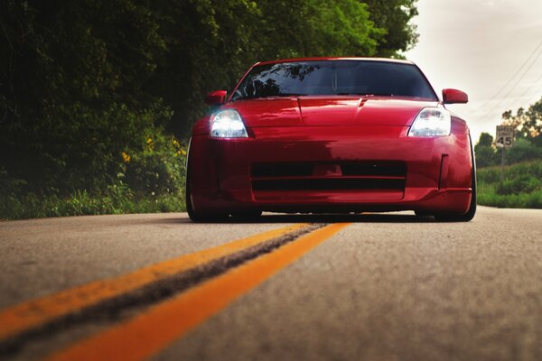 Nissan 350Z rojo en la vista frontal de la carretera