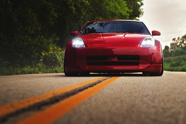 Rouge nissan 350Z sur la route vue de face