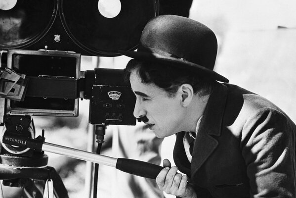 Charles Chaplin con le antenne in una bombetta che guarda la telecamera