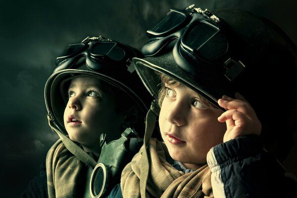 Dos niños con cascos y gafas de sol