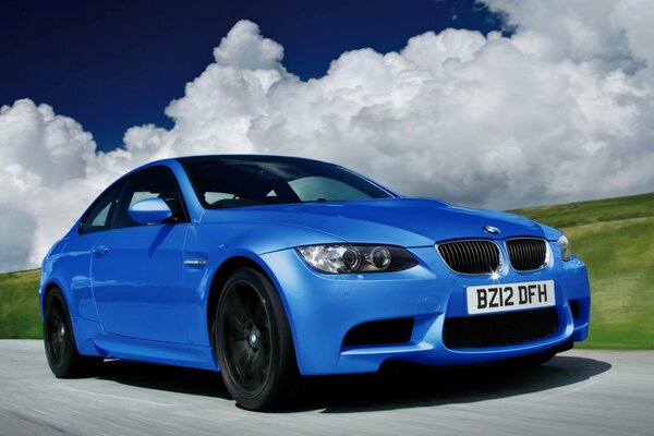 Nuages blancs couvrent le coupé BMW